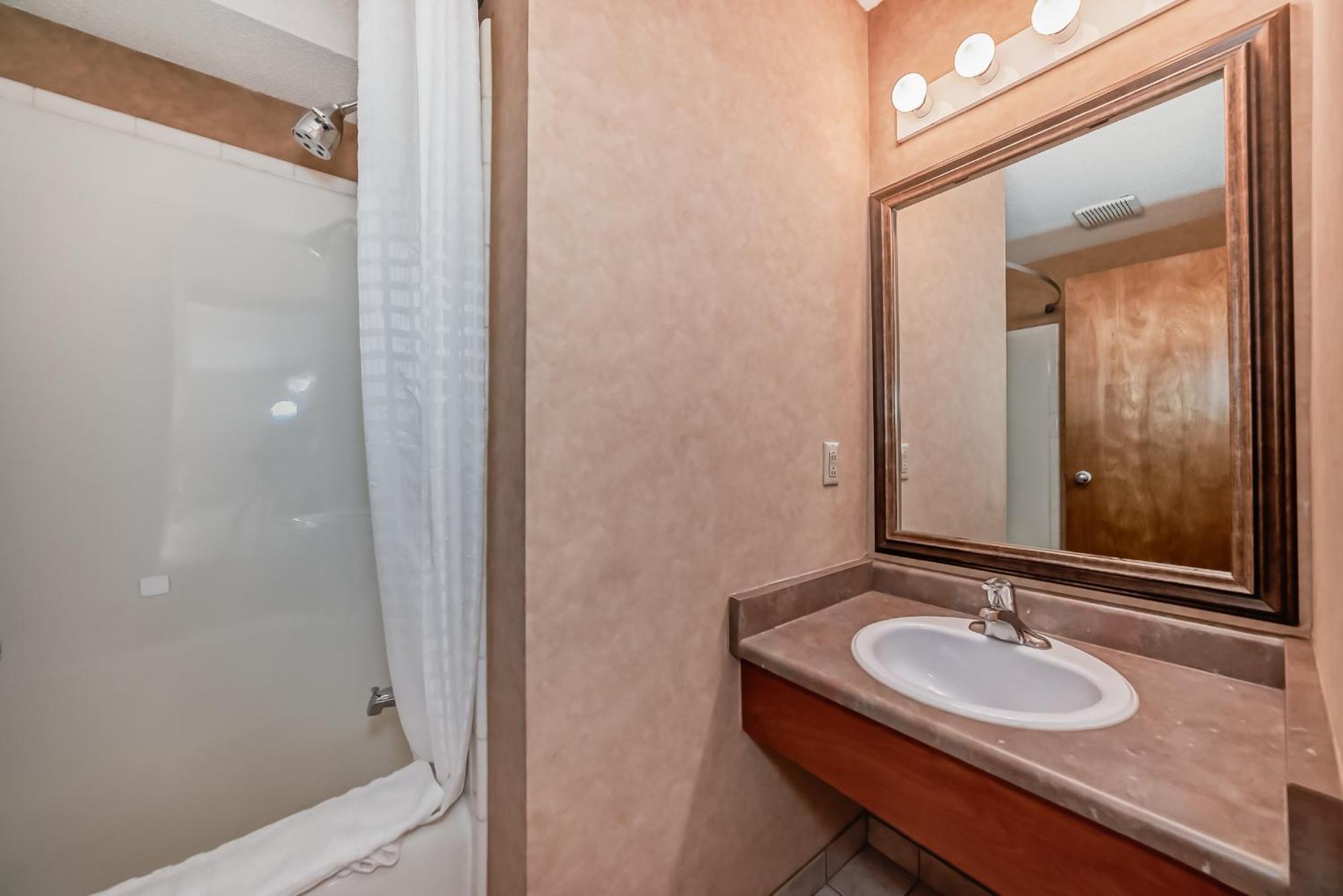 Stony Plain Inn & Suites 外观 照片