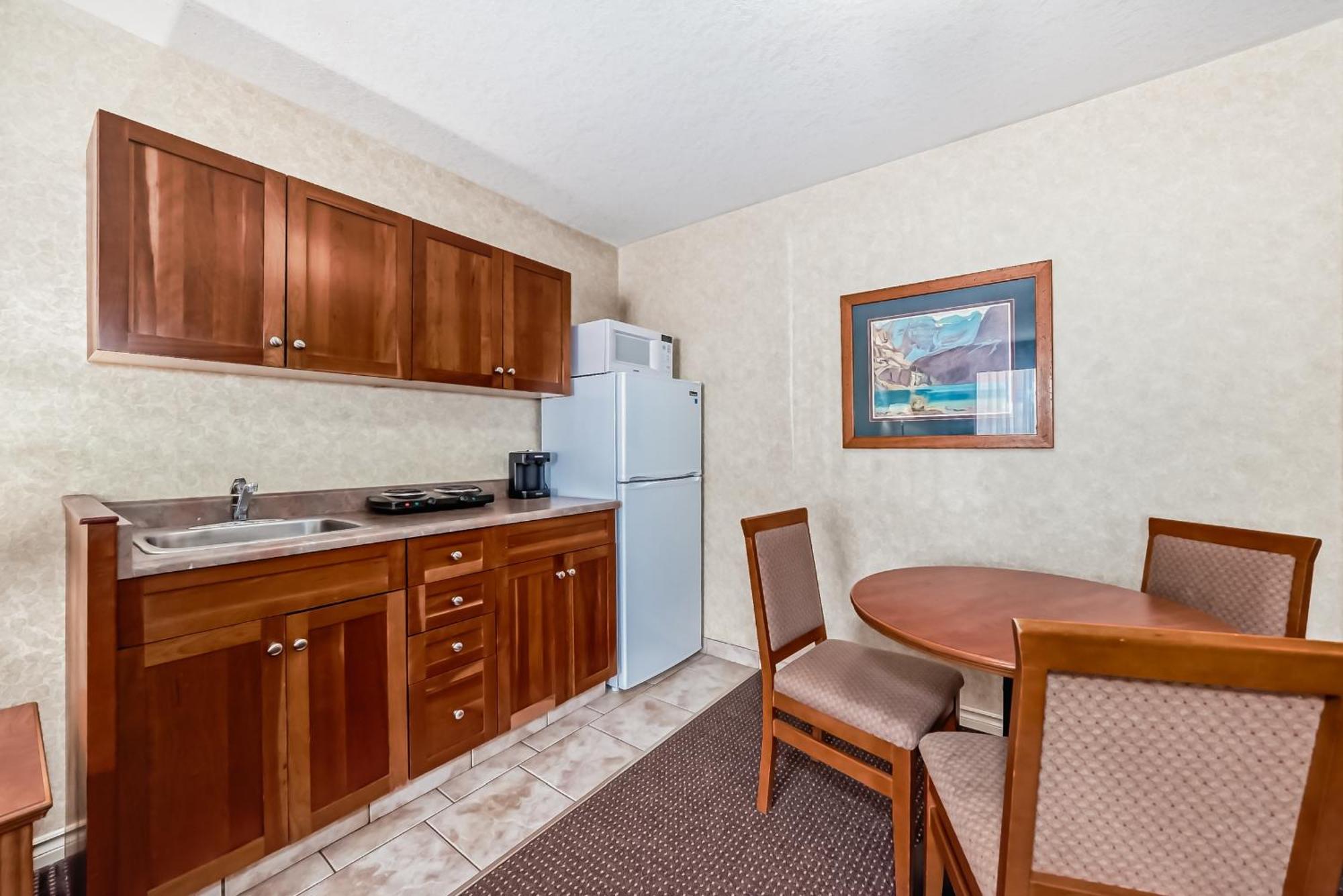 Stony Plain Inn & Suites 外观 照片