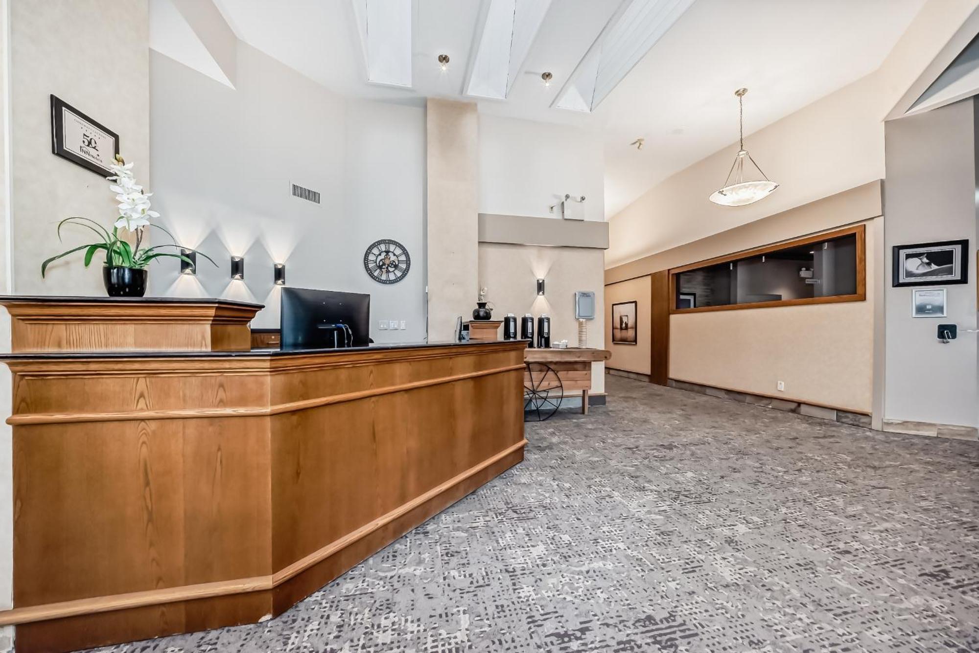 Stony Plain Inn & Suites 外观 照片