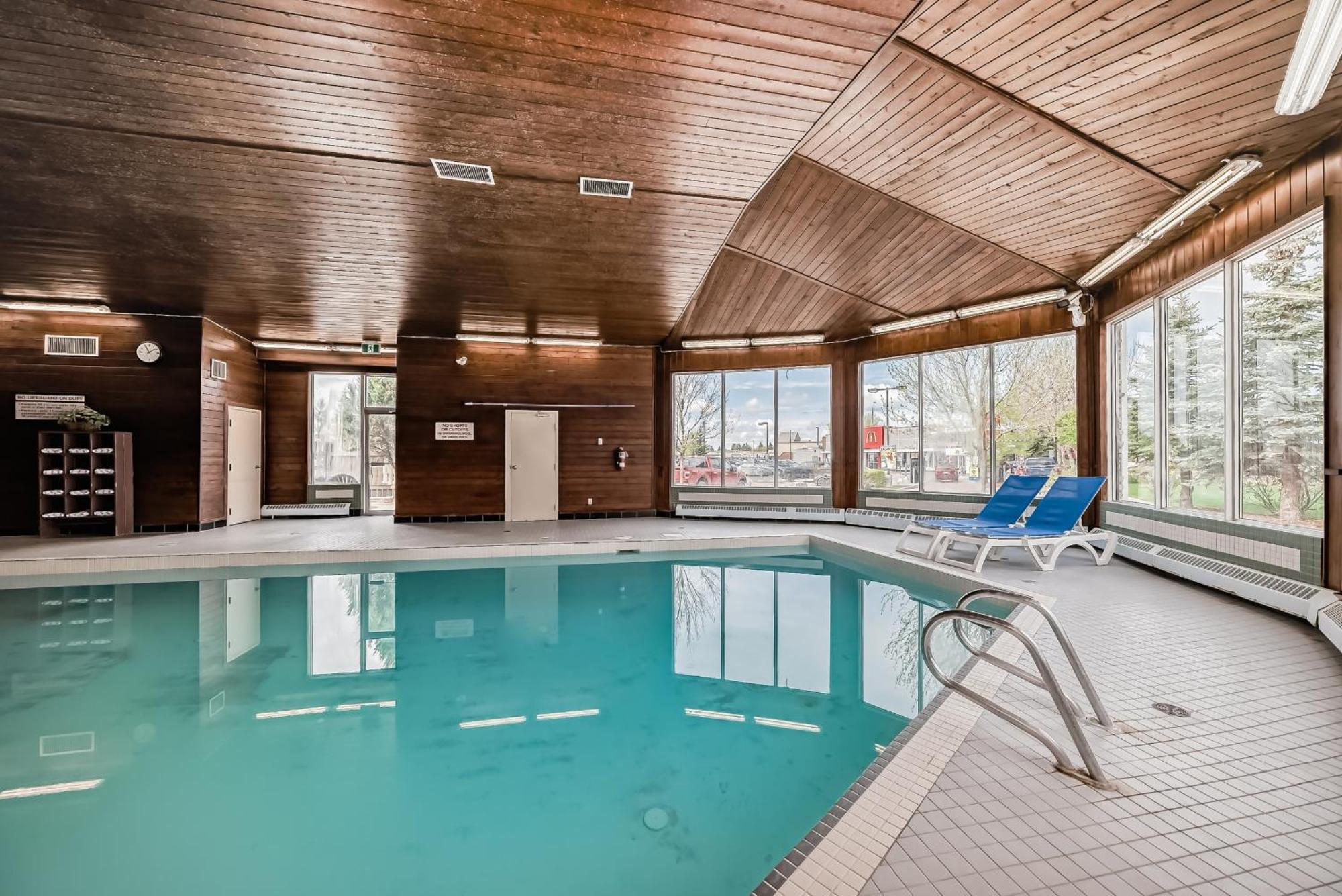 Stony Plain Inn & Suites 外观 照片